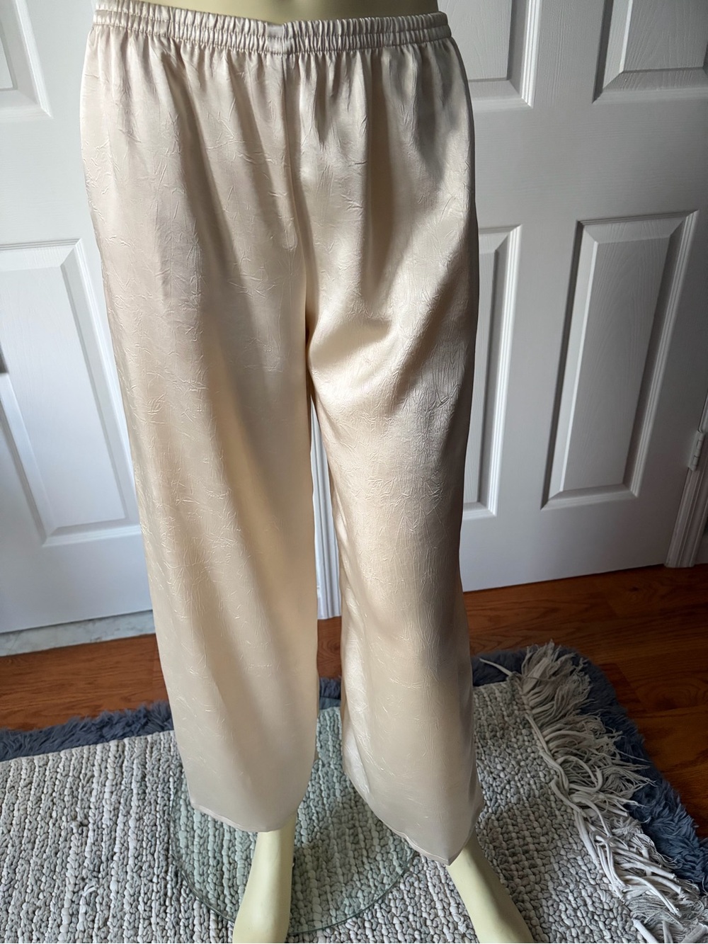 Sincerely Jules Women's Cream Satin Wide-Leg Pants/ size small